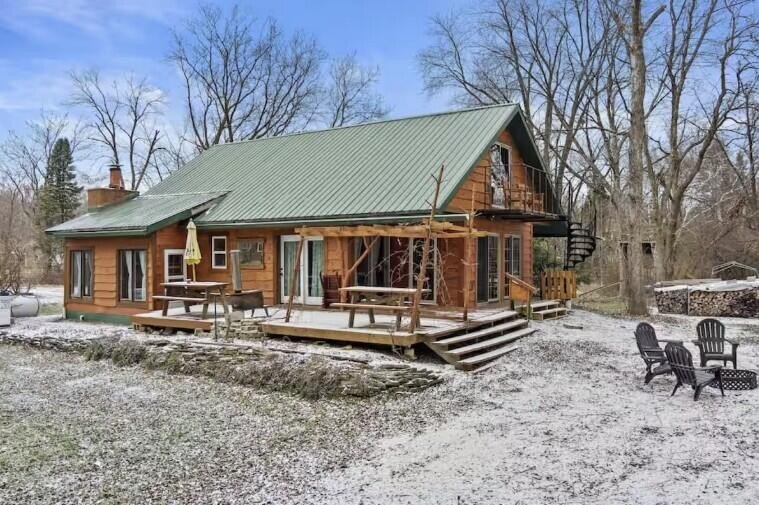 Head up north without ever leaving Milwaukee! Your relaxing - Beach Home for sale in Milwaukee, Wisconsin on Beachhouse.com