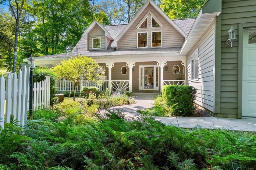 Lovely cottage charm on a culdesac with 8 other owners. All - Beach Home for sale in Sturgeon Bay, Wisconsin on Beachhouse.com