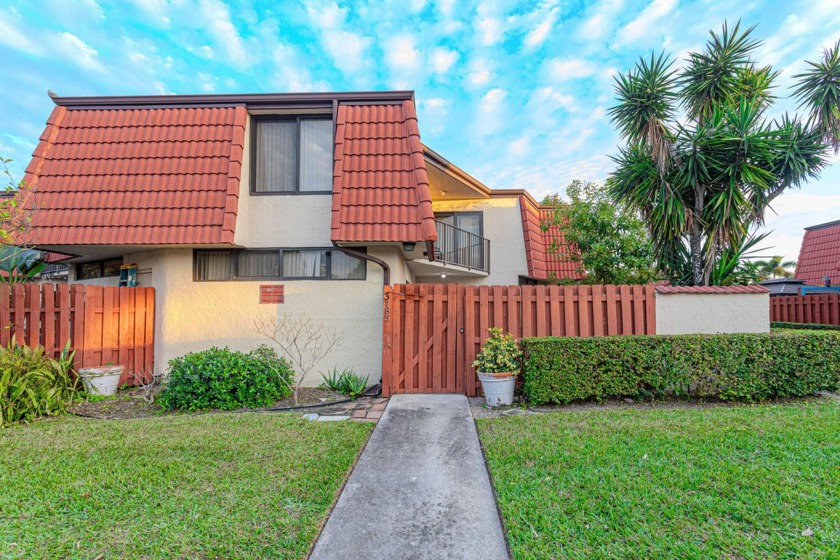 This gorgeous, centrally located townhouse boasts an upgraded - Beach Townhome/Townhouse for sale in West Palm Beach, Florida on Beachhouse.com