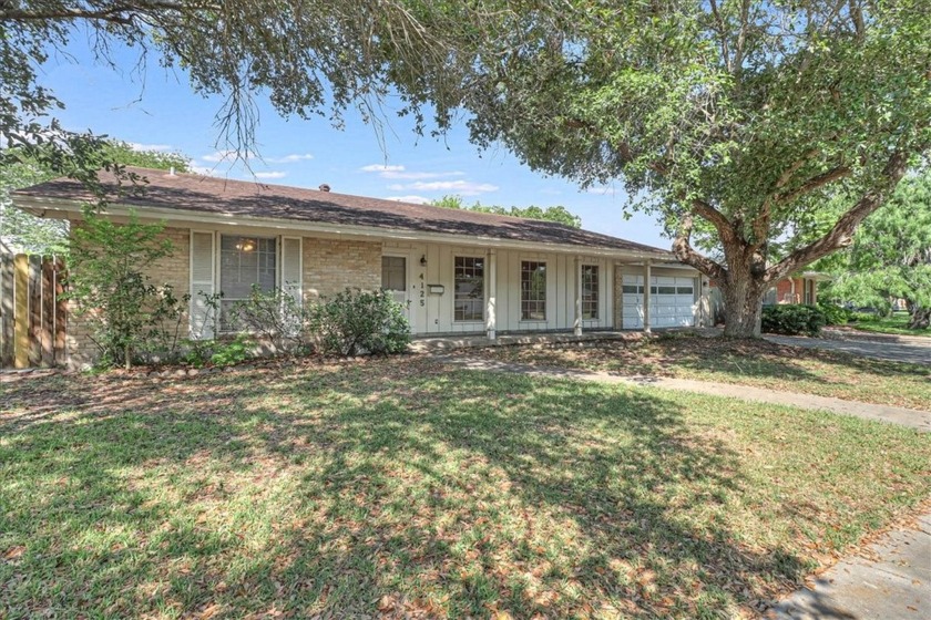 Beautiful three bedroom home with two baths, attached two car - Beach Home for sale in Corpus Christi, Texas on Beachhouse.com