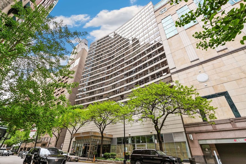 This spacious south-facing 2 bed, 2.5 bath residence offers an - Beach Condo for sale in Chicago, Illinois on Beachhouse.com