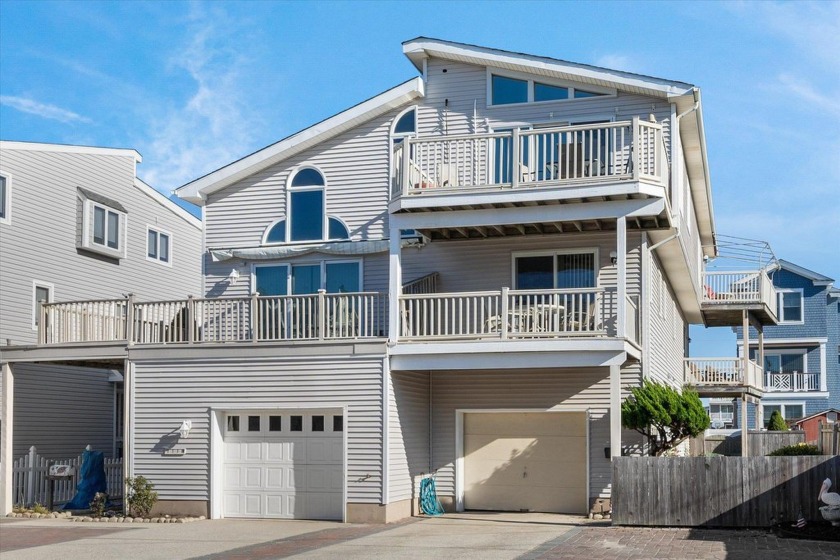 Beautiful 5 bedroom 3 bath townhome located steps from the beach - Beach Townhome/Townhouse for sale in Sea Isle City, New Jersey on Beachhouse.com