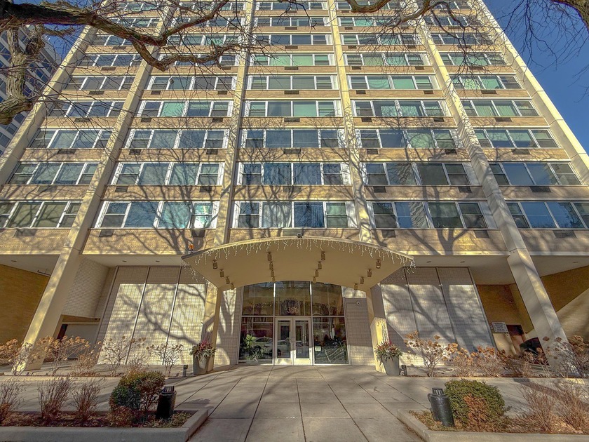 Gorgeous 3 bed/2 bath corner unit located in the coveted East - Beach Condo for sale in Chicago, Illinois on Beachhouse.com