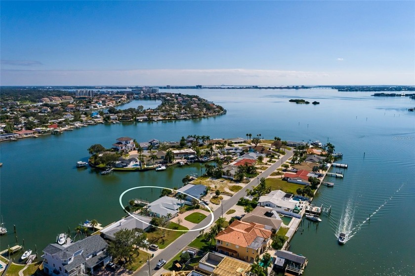 WELCOME TO PARADISE....e live the waterfront lifestyle bring - Beach Home for sale in St. Petersburg, Florida on Beachhouse.com
