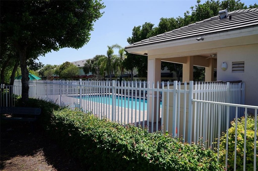 Beautifully maintained 3/2.5 corner townhouse with bonus room - Beach Townhome/Townhouse for sale in Oakland Park, Florida on Beachhouse.com