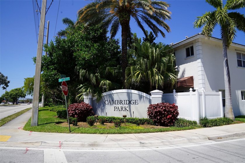 Beautifully maintained 3/2.5 corner townhouse with bonus room - Beach Townhome/Townhouse for sale in Oakland Park, Florida on Beachhouse.com