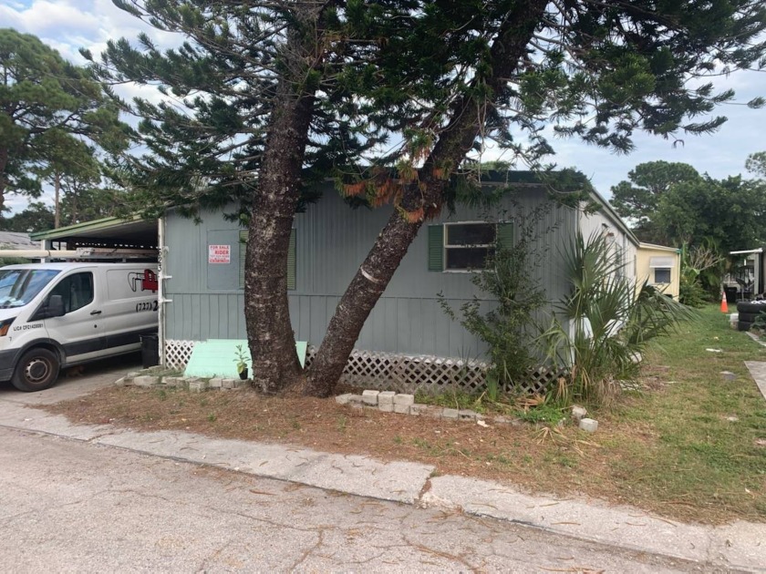 4 BRMS  2 BATHS.  HANYMAN SPCIAL. NEEDS LOTS OF COSMETICS and - Beach Home for sale in Largo, Florida on Beachhouse.com