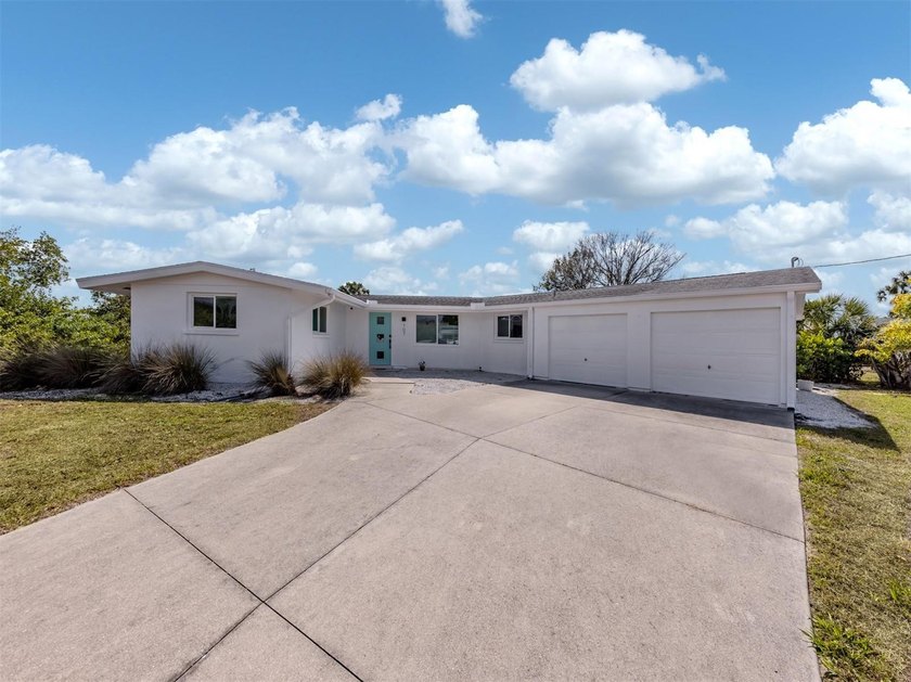 This beautifully updated, 1,284-square-foot, mid-century home - Beach Home for sale in Osprey, Florida on Beachhouse.com