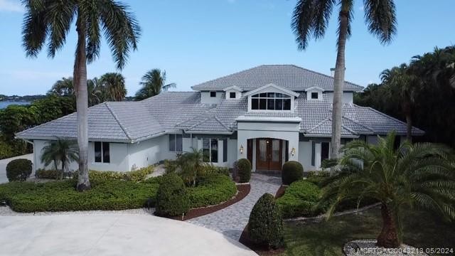 BOATER'S PARADISE-NO FIXED BRIDGES-MINUTES BY BOAT, CAR OR ON - Beach Home for sale in Stuart, Florida on Beachhouse.com