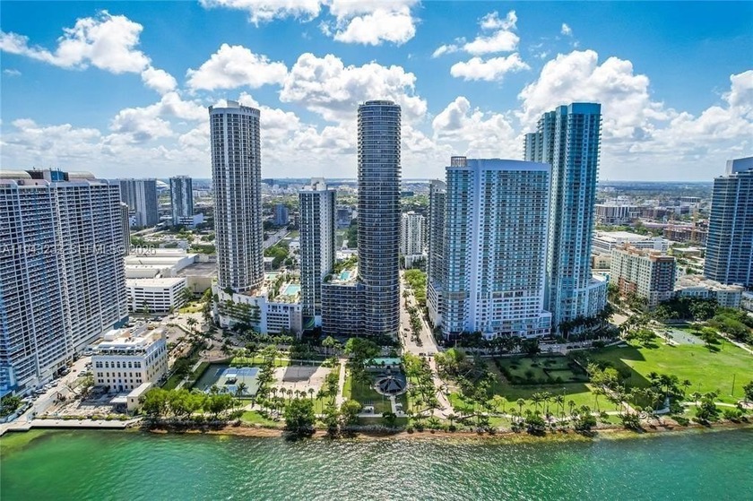 Spacious 1-bedroom plus den, 2-bath residence on the 17th floor - Beach Condo for sale in Miami, Florida on Beachhouse.com
