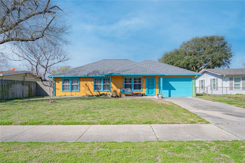 Location is key! 3/2/1+ home on over sized lot just 1 block from - Beach Home for sale in Rockport, Texas on Beachhouse.com