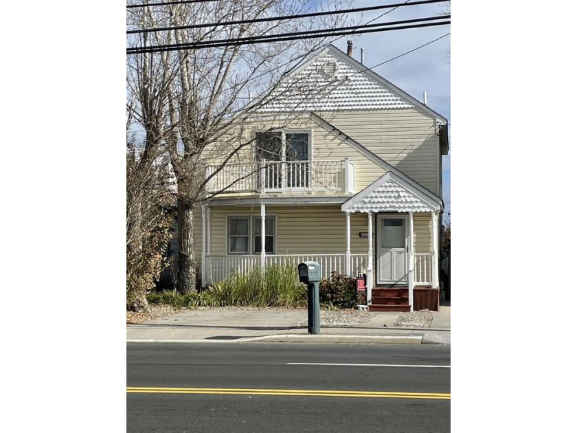 Charming 2 story home with beautiful sunset views from the front - Beach Home for sale in North Wildwood, New Jersey on Beachhouse.com