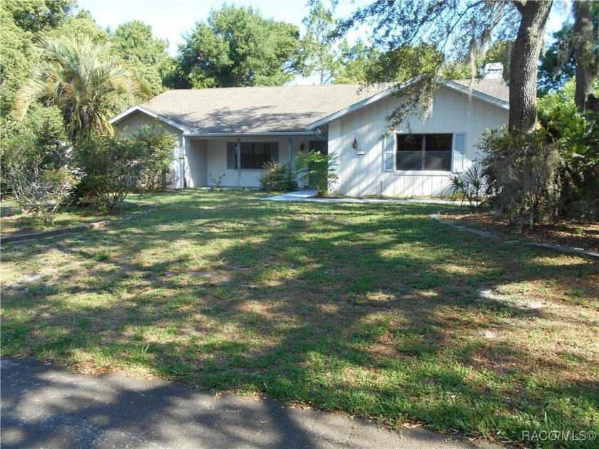 BEAUTIFUL SPACIOUS POOL HOME! This 4 bedroom 2 1/2 baths & 2 car - Beach Home for sale in Homosassa, Florida on Beachhouse.com
