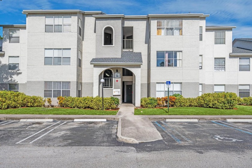 This amazing 2/1 unit offers an exceptional location in West - Beach Condo for sale in West Palm Beach, Florida on Beachhouse.com