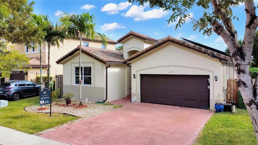 Beautifully maintained 4-bedroom, 2-bathroom lakefront home - Beach Home for sale in Homestead, Florida on Beachhouse.com