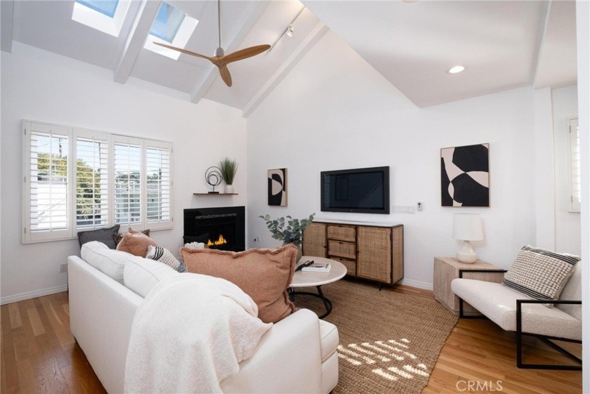 Welcome to this gorgeous 6-unit townhome in the heart of Santa - Beach Condo for sale in Santa Monica, California on Beachhouse.com