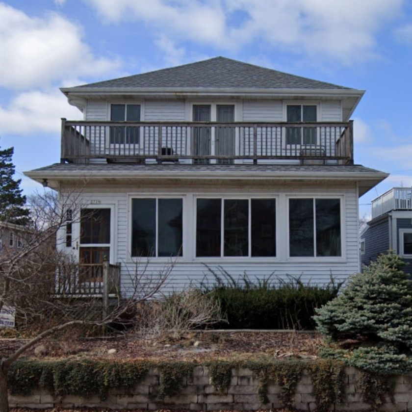 Spacious 5-bedroom, 2-bath home just steps from South Shore Park - Beach Home for sale in Milwaukee, Wisconsin on Beachhouse.com