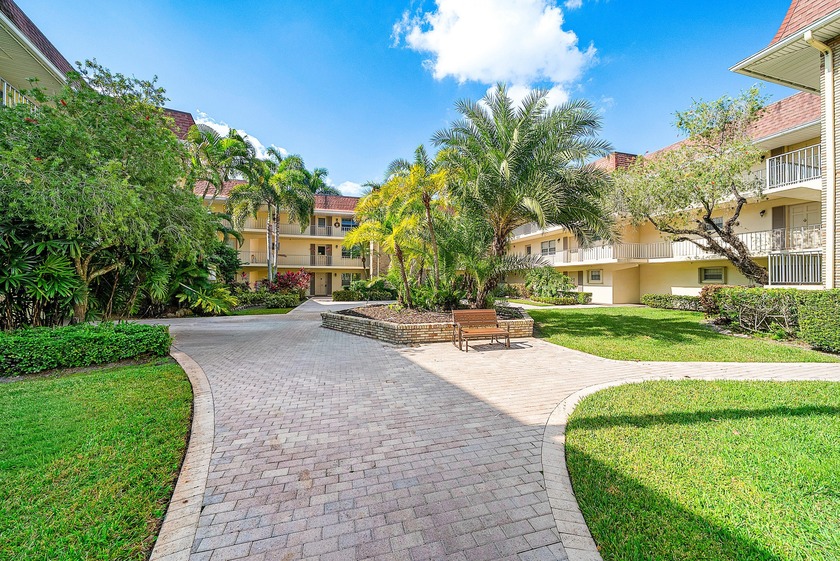Welcome to this charming 55+ condo in the beautiful Palm Beaches - Beach Condo for sale in Palm Beach Gardens, Florida on Beachhouse.com