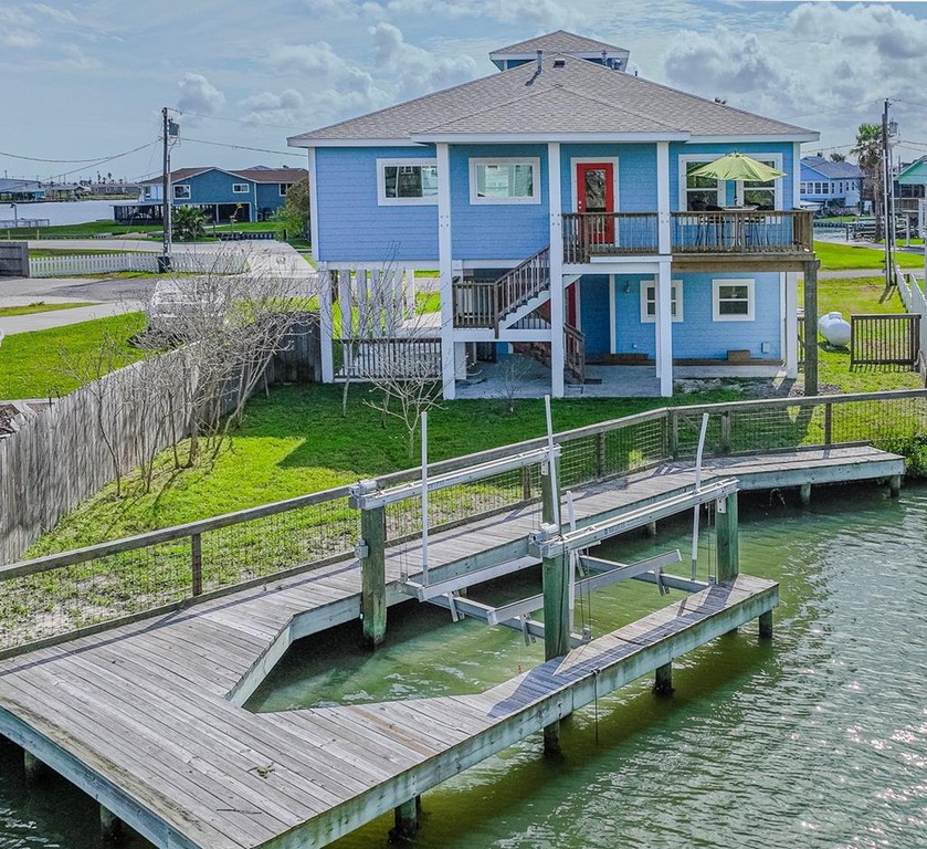 A luxury coastal retreat located on a quiet cul-de-sac offering - Beach Home for sale in Rockport, Texas on Beachhouse.com
