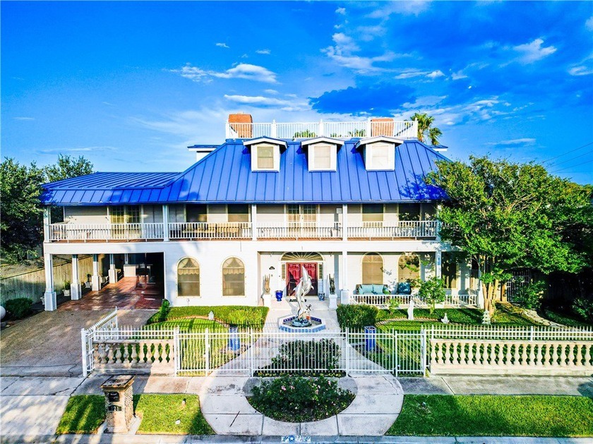LUXURY AND FUCTIONALITY converge in this stunning residence on a - Beach Home for sale in Corpus Christi, Texas on Beachhouse.com