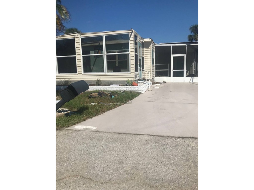 This absolutely lovely, bright & cheery, meticulous and spacious - Beach Home for sale in Nokomis, Florida on Beachhouse.com