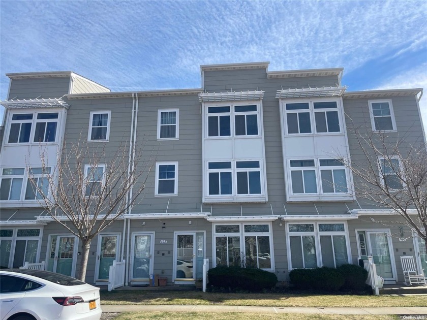 162 Commodore Circle in Arverne, New York, offers a perfect - Beach Townhome/Townhouse for sale in Far Rockaway, New York on Beachhouse.com