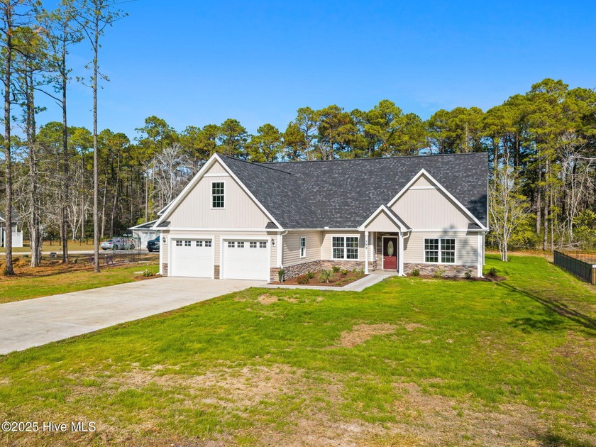 Stunning custom 3 bedroom, 3 bathroom plus a bonus room home in - Beach Home for sale in Calabash, North Carolina on Beachhouse.com