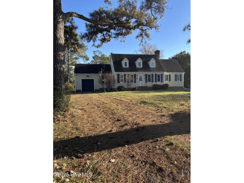 Charming cape located on canal with quick access to the bay and - Beach Home for sale in Currituck, North Carolina on Beachhouse.com