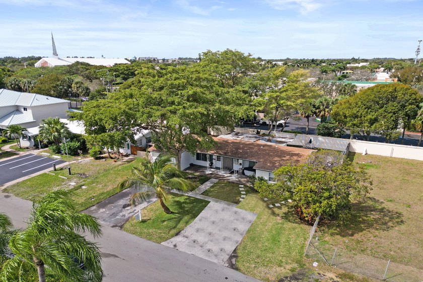 East of Federal Hwy in Lighthouse Point, this duplex offers two - Beach Home for sale in Lighthouse Point, Florida on Beachhouse.com