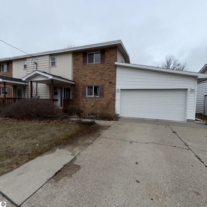 This nice duplex condo in the Villages of Oscoda offers a - Beach Condo for sale in Oscoda, Michigan on Beachhouse.com