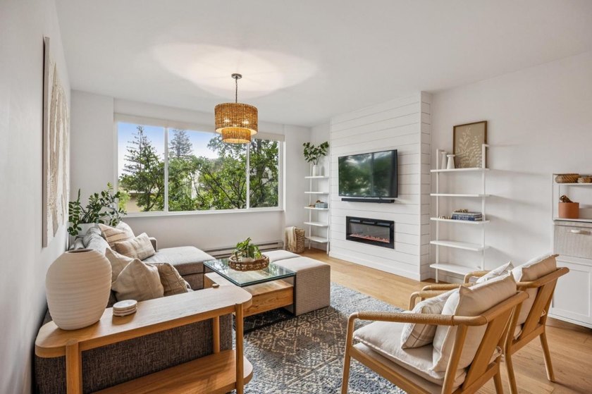 Bright, updated condo in Burlingame Park offering a rare - Beach Condo for sale in Burlingame, California on Beachhouse.com