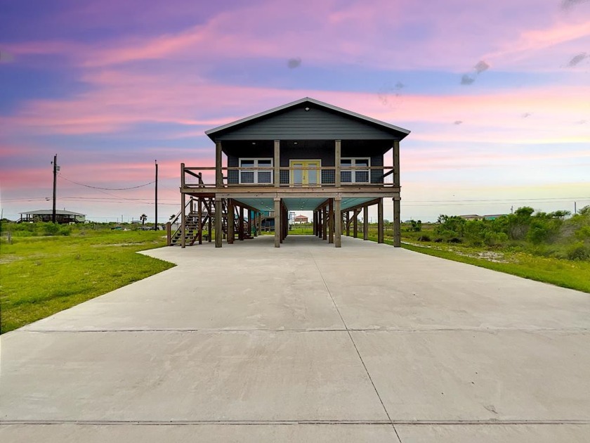 Welcome to your coastal paradise! This stilted beach-style - Beach Home for sale in Rockport, Texas on Beachhouse.com