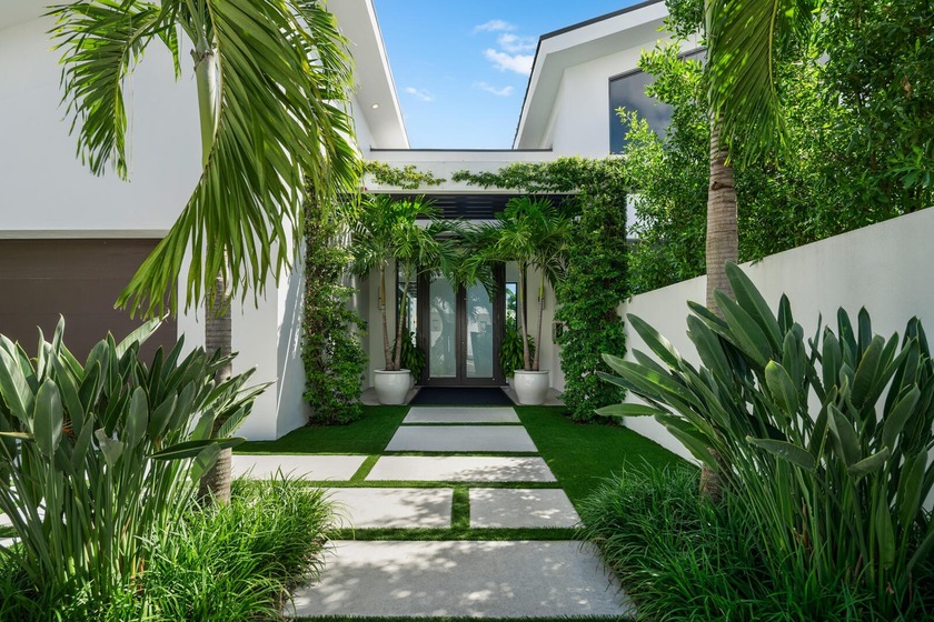 Set on a 9,345+/- square-foot lot, this SoSo residence combines - Beach Home for sale in Palm Beach, Florida on Beachhouse.com