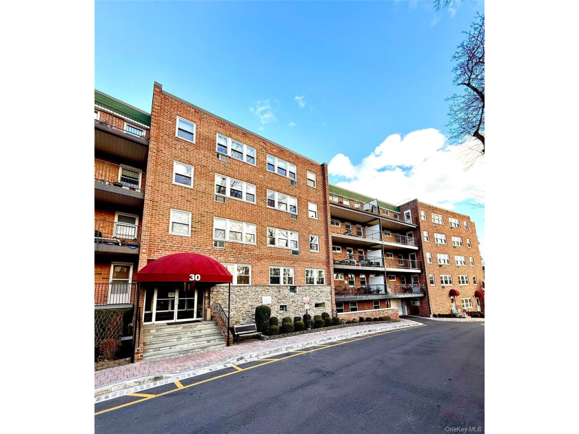 Bright and airy, lovely one-bedroom sun-drenched residence - Beach Home for sale in Glen Cove, New York on Beachhouse.com