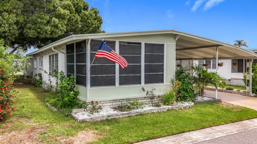 (Espanol a continuacion) This charming 1975 double-wide offers - Beach Home for sale in Largo, Florida on Beachhouse.com