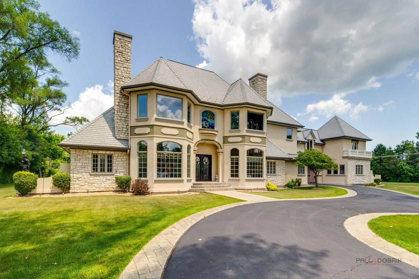 Discover a truly extraordinary residence where luxury meets - Beach Home for sale in Lake Forest, Illinois on Beachhouse.com