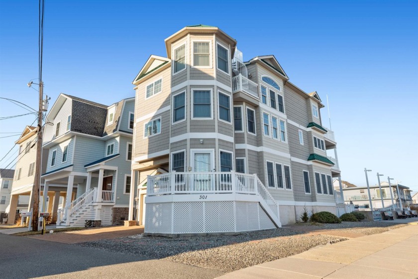 Waterfront canal-side single-family home that was custom built - Beach Home for sale in North Wildwood, New Jersey on Beachhouse.com