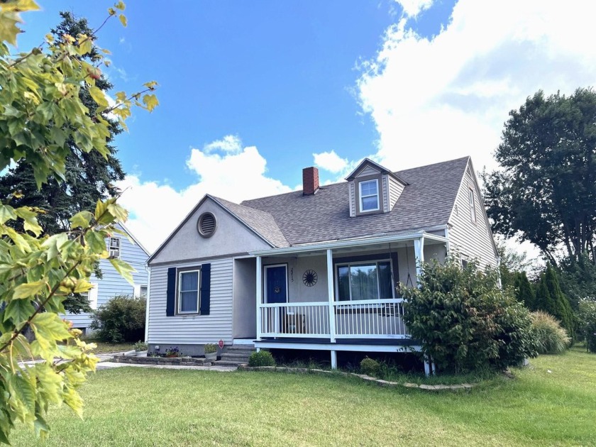 BEAUTIFULLY MAINTAINED 3-bedroom with all the charming Cape Cod - Beach Home for sale in Saint Joseph, Michigan on Beachhouse.com