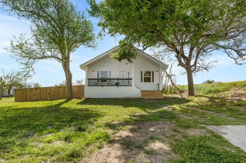 Charming farmhouse cottage nestled on a sprawling large lot - Beach Home for sale in Aransas Pass, Texas on Beachhouse.com