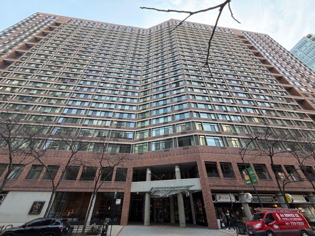Welcome to a one-of-a-kind 1-bedroom residence in the - Beach Condo for sale in Chicago, Illinois on Beachhouse.com
