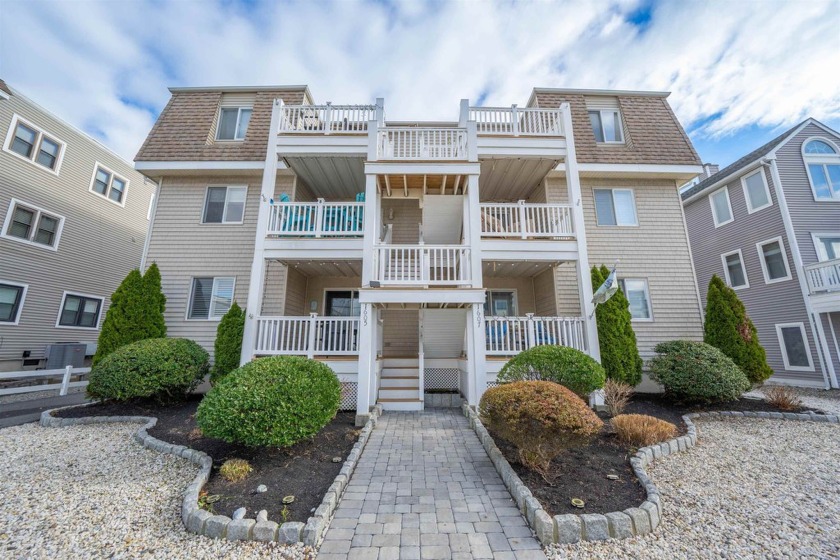 Welcome to this wonderful second-floor unit at the Bar Harbor - Beach Condo for sale in Avalon, New Jersey on Beachhouse.com