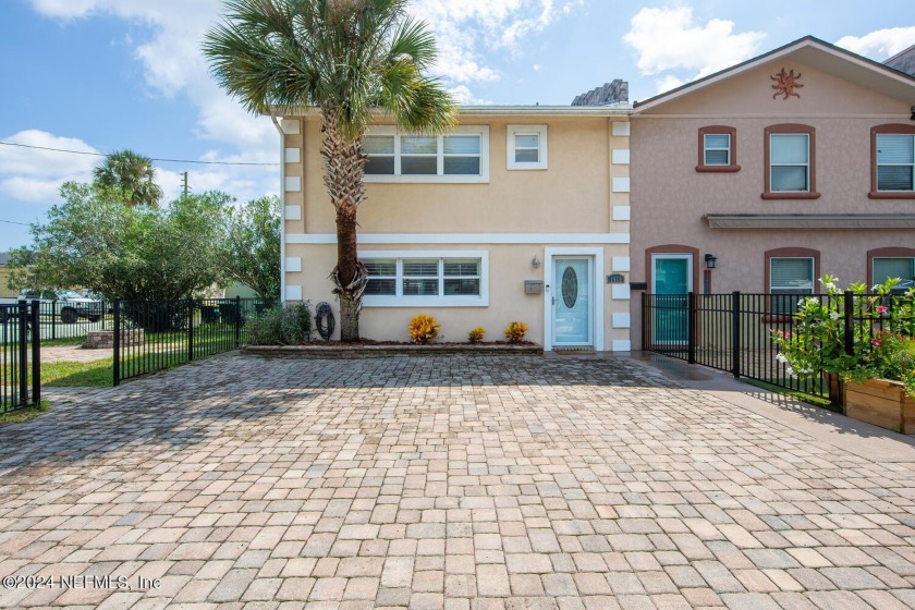 This charming 2-bedroom, 1.5-bathroom end unit townhouse offers - Beach Townhome/Townhouse for sale in Jacksonville Beach, Florida on Beachhouse.com