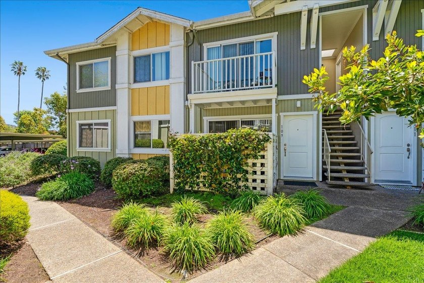 GROUND LEVEL cute and cozy condo with private enclosed patio - Beach Condo for sale in Santa Cruz, California on Beachhouse.com