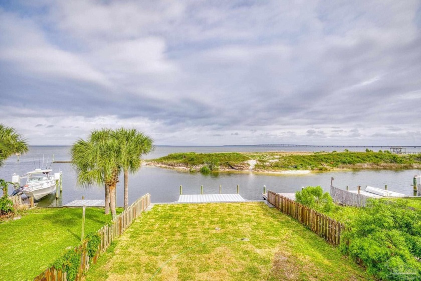 This stunning Gulf Breeze condo boasts three bedrooms and two - Beach Home for sale in Gulf Breeze, Florida on Beachhouse.com