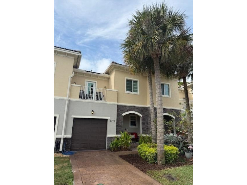 Step into this immaculate 3-bedroom, 2.5-bathroom townhome - Beach Townhome/Townhouse for sale in Hobe Sound, Florida on Beachhouse.com