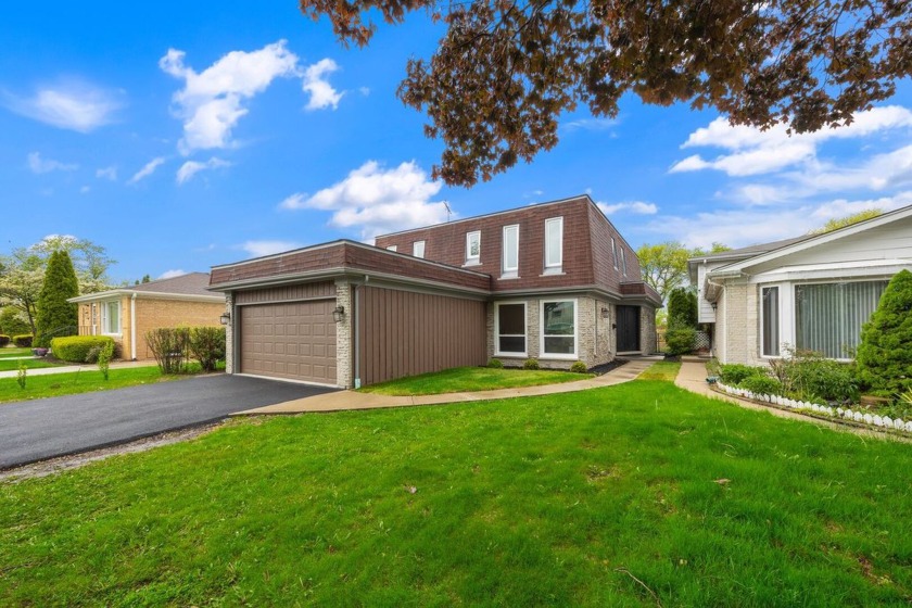 Beautifully Renovated 4-Bedroom Home with Modern Finishes - Beach Home for sale in Skokie, Illinois on Beachhouse.com