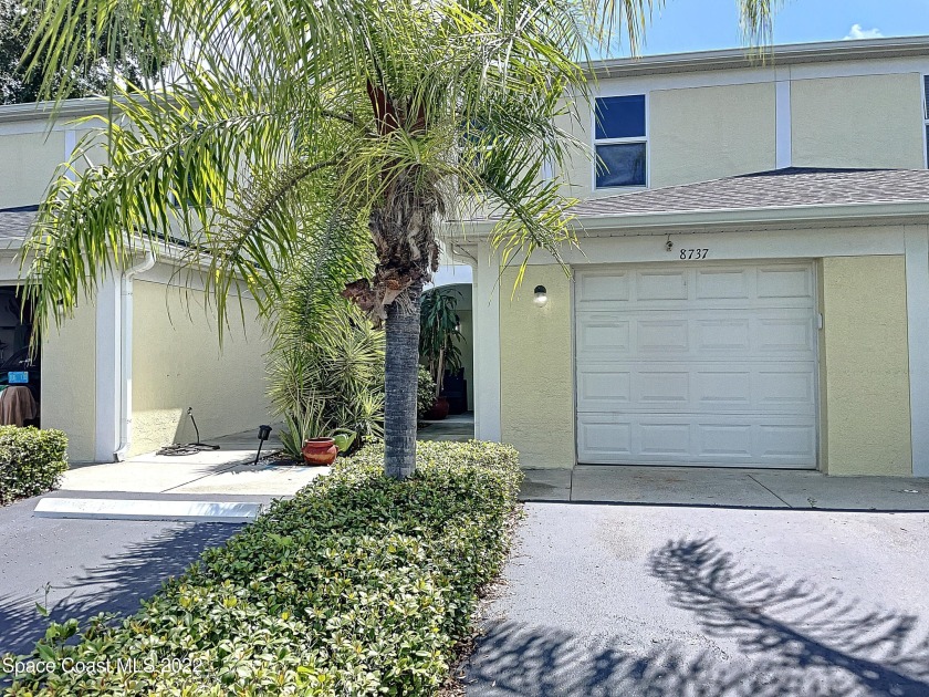 Beautiful Townhome! 1st floor lives large w/high ceilings, open - Beach Townhome/Townhouse for sale in Cape Canaveral, Florida on Beachhouse.com