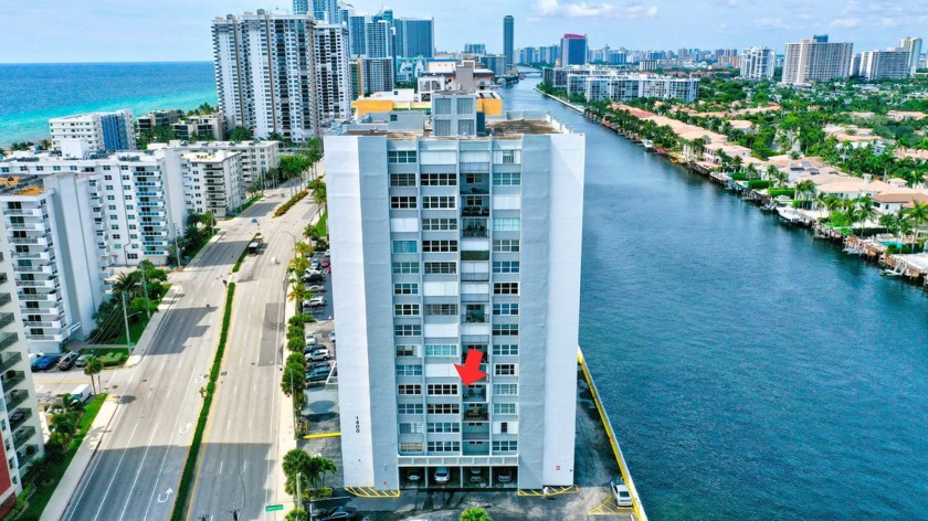 Absolutely stunning, immaculate 1 BR 1.5 BA residence in the - Beach Condo for sale in Hollywood, Florida on Beachhouse.com