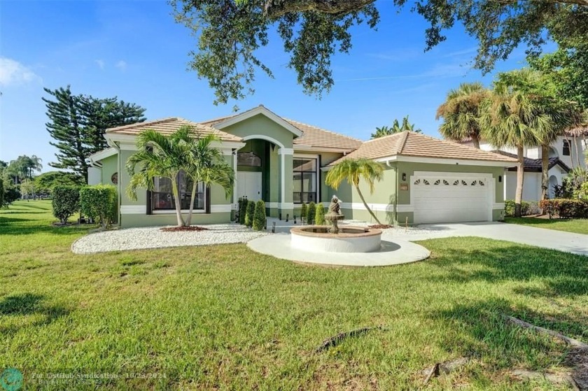 Luxury lakefront one story 3/2 estate with screened pool - Beach Home for sale in Boca Raton, Florida on Beachhouse.com