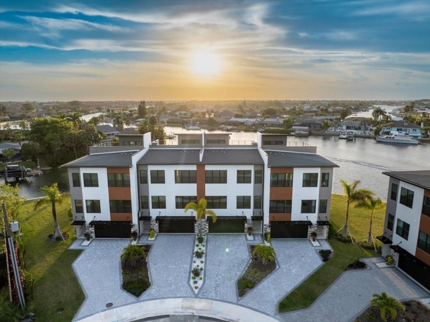 Every now and then, a new community comes along that transcends - Beach Townhome/Townhouse for sale in Apollo Beach, Florida on Beachhouse.com